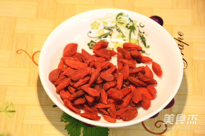 <a href=/shicai/shucai/BaiHe/index.html target=_blank><u>百合</u></a>炖雪<a href=/shicai/guopin/Li/index.html target=_blank><u>梨</u></a>的做法