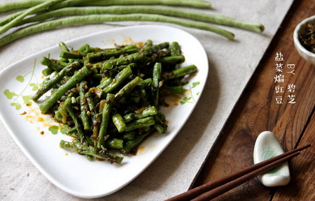 盐菜煸<a href=/shicai/shucai/JiangDou/index.html target=_blank><u>豇豆</u></a>的做法