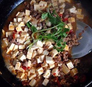 <a href=/shicai/rouqin/NiuRou/index.html target=_blank><u>牛肉</u></a>烧<a href=/shicai/mimian/DouFu/index.html target=_blank><u>豆腐</u></a>