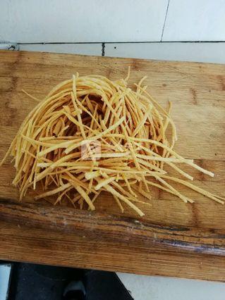 <a href=/shicai/shucai/JiuCai/index.html target=_blank><u>韭菜</u></a><a href=/shicai/mimian/FenSi/index.html target=_blank><u>粉丝</u></a>麻叶子扁食