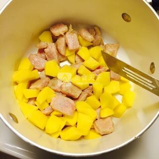 <a href=/shicai/rouqin/ZhuRou/index.html target=_blank><u>猪肉</u></a>片焖<a href=/shicai/shucai/TuDou/index.html target=_blank><u>土豆</u></a>