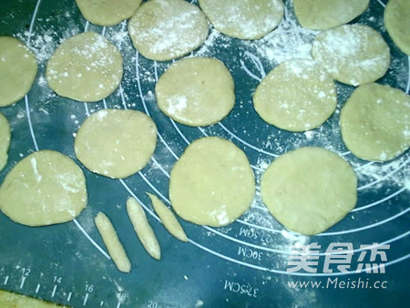 椒盐葱香<a href=/shicai/shucai/MeiGuiHua/index.html target=_blank><u>玫瑰花</u></a>卷的做法