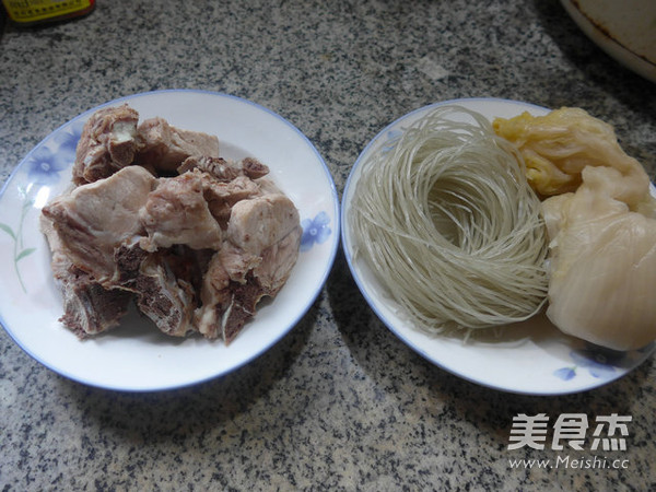 酸菜<a href=/shicai/mimian/FenTiao/index.html target=_blank><u>粉条</u></a>煮<a href=/shicai/rouqin/LongGu/index.html target=_blank><u>龙骨</u></a>的做法