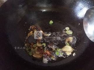 <a href=/shicai/rouqin/ChaiJi/index.html target=_blank><u>柴鸡</u></a>炖<a href=/shicai/shucai/MoGu/index.html target=_blank><u>蘑菇</u></a>