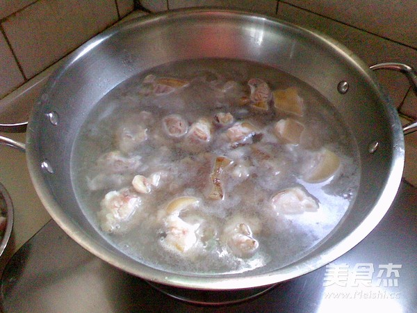 #六月鲜#南乳<a href=/shicai/guopin/HuaSheng/index.html target=_blank><u>花生</u></a>焖<a href=/shicai/rouqin/ZhuTi/index.html target=_blank><u>猪蹄</u></a>的做法