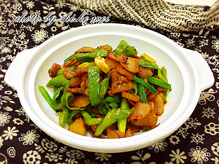 <a href=/shicai/shucai/QingJiao/index.html target=_blank><u>青椒</u></a><a href=/shicai/shucai/SuanMiao/index.html target=_blank><u>蒜苗</u></a>炒油渣