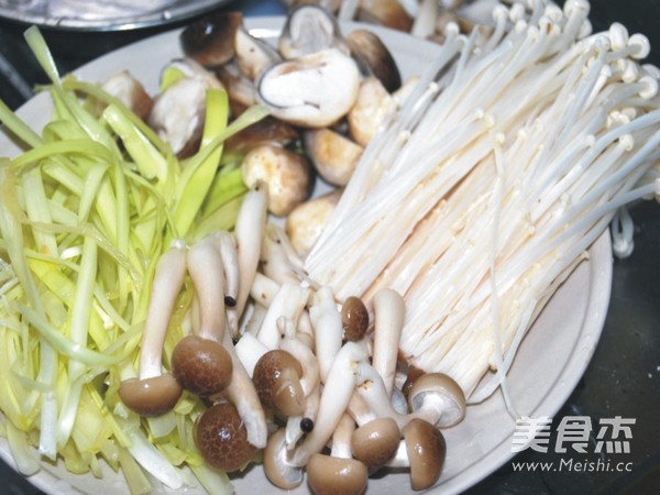 蒜蓉菌菇蒸<a href=/shicai/shucai/JiuHuang/index.html target=_blank><u>韭黄</u></a>的做法