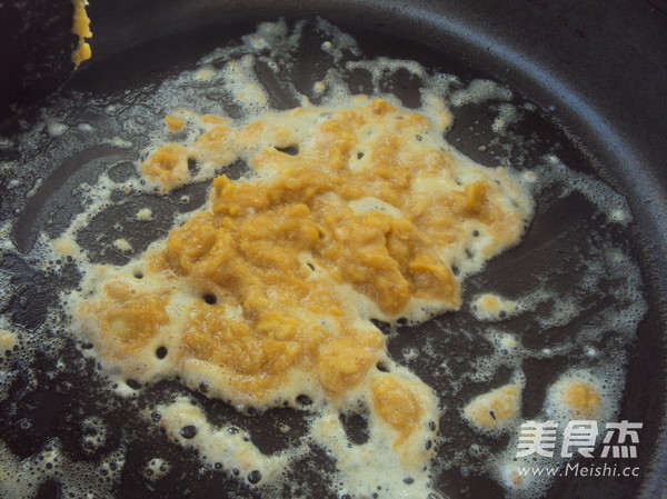 朱砂<a href=/shicai/shuichanpin/YinYu/index.html target=_blank><u>银鱼</u></a>的做法