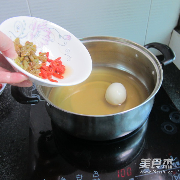 <a href=/shicai/guopin/PuTaoGan/index.html target=_blank><u><a href=/shicai/guopin/PuTao/index.html target=_blank><u>葡萄</u></a>干</u></a><a href=/shicai/guopin/GouQi/index.html target=_blank><u>枸杞</u></a>煮蛋的做法