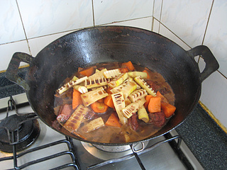 <a href=/shicai/rouqin/YaTui/index.html target=_blank><u>鸭腿</u></a>炖<a href=/shicai/shucai/ChunSun/index.html target=_blank><u>春笋</u></a>