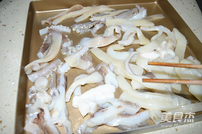 披萨酱烤<a href=/shicai/shuichanpin/YouYu/index.html target=_blank><u>鱿鱼</u></a>的做法