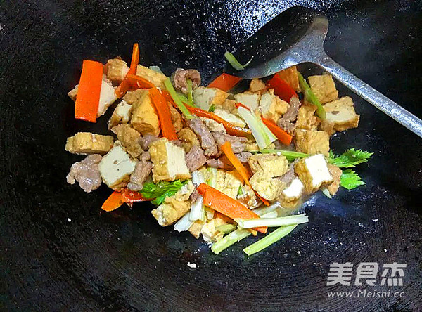 <a href=/shicai/shucai/XiQin/index.html target=_blank><u>西芹</u></a><a href=/shicai/shucai/HuLuoBo/index.html target=_blank><u>胡<a href=/shicai/shucai/LuoBo/index.html target=_blank><u>萝卜</u></a></u></a>焖<a href=/shicai/mimian/DouFu/index.html target=_blank><u>豆腐</u></a>的做法