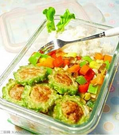 <a href=/shicai/shucai/KuGua/index.html target=_blank><u>苦瓜</u></a>肉糜煲——夏季美容药膳