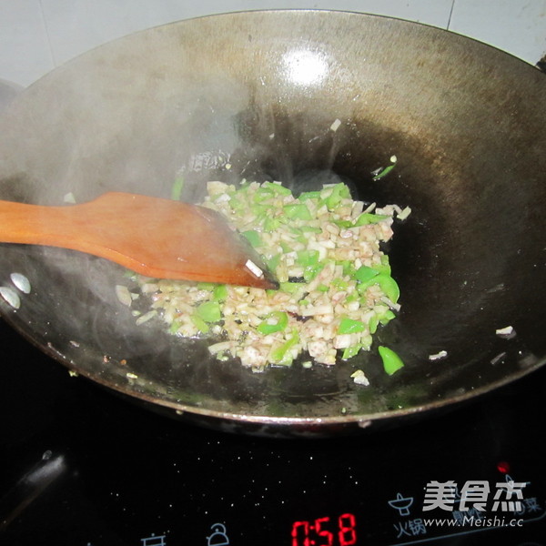 <a href=/shicai/shucai/XiangYu/index.html target=_blank><u>香芋</u></a>丁煎蛋的做法