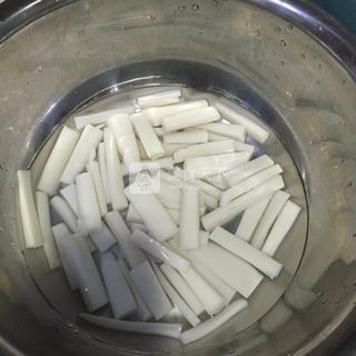 泡菜炒<a href=/shicai/mimian/NianGao/index.html target=_blank><u>年糕</u></a>