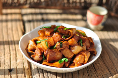 <a href=/shicai/mimian/QianZhang/index.html target=_blank><u>千张</u></a>烧肉的做法