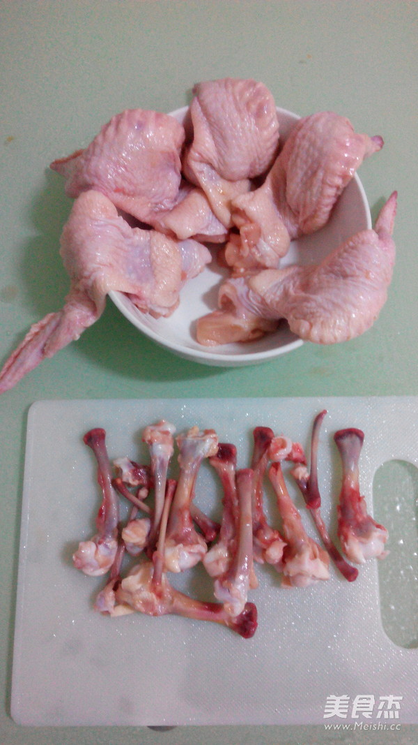 #感恩节# <a href=/shicai/rouqin/JiChi/index.html target=_blank><u>鸡翅</u></a>包饭的做法