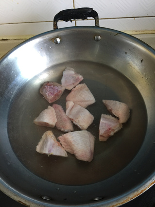 小葱焖<a href=/shicai/rouqin/JiChi/index.html target=_blank><u>鸡翅</u></a>