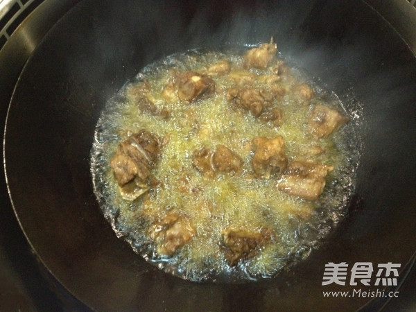 干锅<a href=/shicai/rouqin/PaiGu/index.html target=_blank><u>排骨</u></a>虾的做法