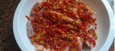 剁<a href=/shicai/shucai/LaJiao/index.html target=_blank><u>辣椒</u></a>蒸鸡剁步骤8