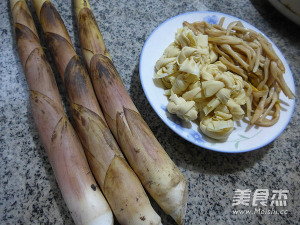 <a href=/shicai/shucai/HuangHuaCai/index.html target=_blank><u>黄<a href=/shicai/shucai/HuaCai/index.html target=_blank><u>花菜</u></a></u></a><a href=/shicai/mimian/QianZhang/index.html target=_blank><u>千张</u></a>结烧雷笋的做法