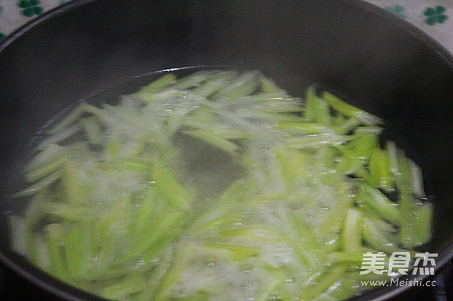 <a href=/shicai/shucai/XiQin/index.html target=_blank><u>西芹</u></a><a href=/shicai/guopin/YaoGuo/index.html target=_blank><u>腰果</u></a><a href=/shicai/shucai/BaiHe/index.html target=_blank><u>百合</u></a>的做法