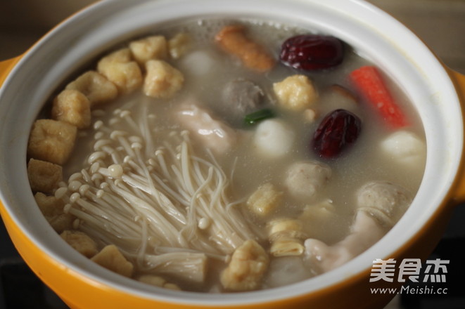 猪骨浓汤丸子火锅的做法