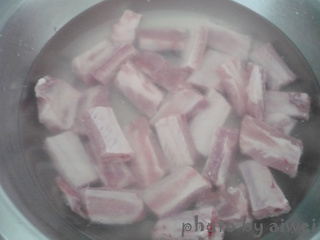 <a href=/shicai/shucai/HeYe/index.html target=_blank><u>荷叶</u></a>粉蒸<a href=/shicai/rouqin/PaiGu/index.html target=_blank><u>排骨</u></a>