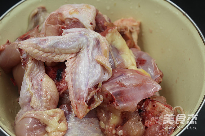 小鸡炖<a href=/shicai/shucai/MoGu/index.html target=_blank><u>蘑菇</u></a>的做法