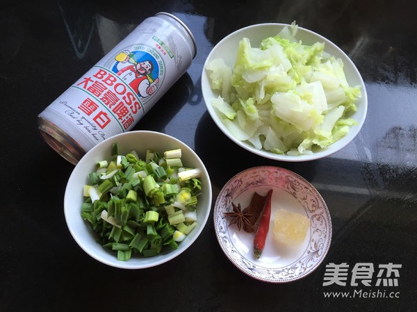 啤酒红焖<a href=/shicai/shucai/BaiCai/index.html target=_blank><u>白菜</u></a><a href=/shicai/rouqin/YangRou/index.html target=_blank><u>羊肉</u></a>的做法