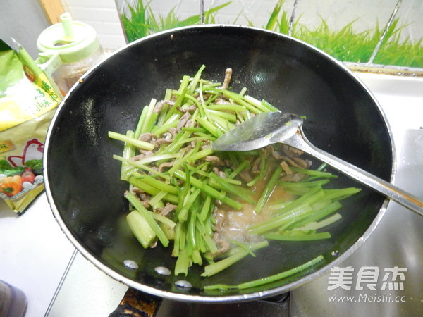 <a href=/shicai/shucai/QinCai/index.html target=_blank><u>芹菜</u></a>炒<a href=/shicai/rouqin/NiuRou/index.html target=_blank><u>牛肉</u></a>丝的做法