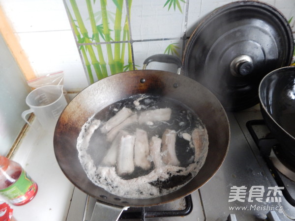 <a href=/shicai/rouqin/LeiPai/index.html target=_blank><u>肋排</u></a>炖<a href=/shicai/mimian/FenTiao/index.html target=_blank><u>粉条</u></a>的做法