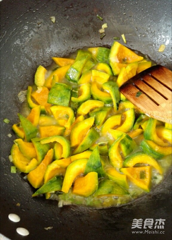 <a href=/shicai/diaoweipin/CongYou/index.html target=_blank><u>葱油</u></a><a href=/shicai/shucai/NanGua/index.html target=_blank><u>南瓜</u></a>的做法