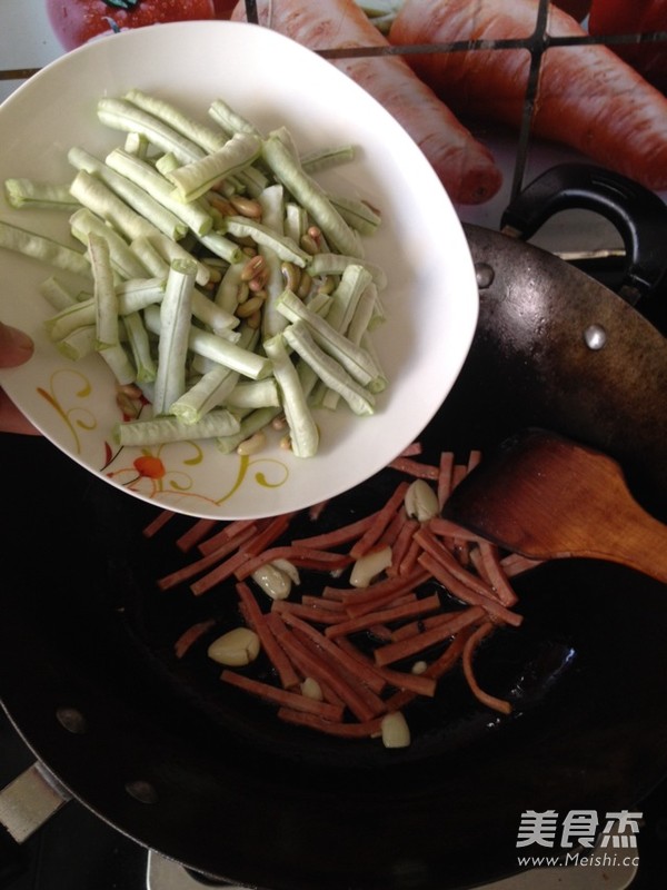 <a href=/shicai/rouqin/HuoTui/index.html target=_blank><u>火腿</u></a>丝炒<a href=/shicai/shucai/DouJiao/index.html target=_blank><u>豆角</u></a>的做法