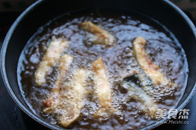 <a href=/shicai/guopin/ZhiMa/index.html target=_blank><u>芝麻</u></a>五香鱼块的做法