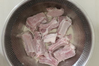 香辣吮指<a href=/shicai/rouqin/PaiGu/index.html target=_blank><u>排骨</u></a>步骤1