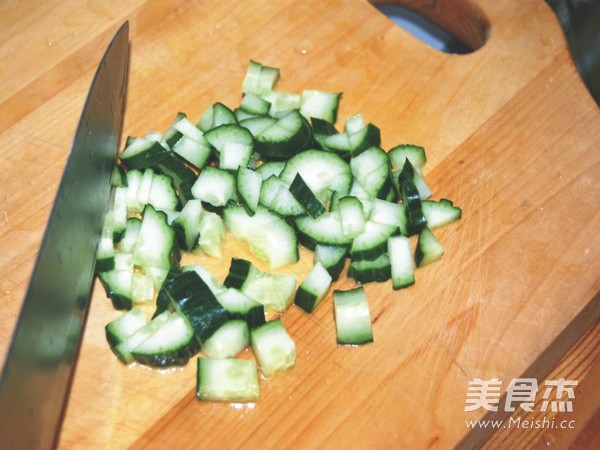 <a href=/shicai/mimian/NaiLao/index.html target=_blank><u>奶酪</u></a>焗<a href=/shicai/mimian/HongMi/index.html target=_blank><u>红米</u></a>炒饭番茄盅的做法