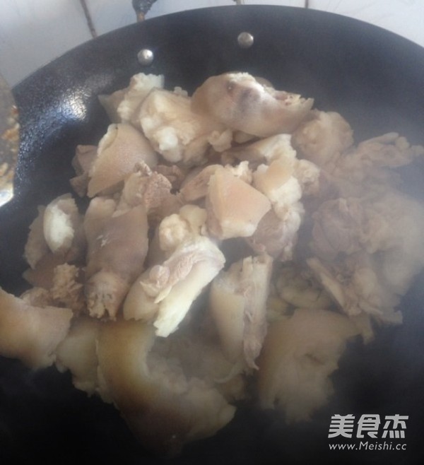 <a href=/shicai/mimian/DouFu/index.html target=_blank><u>豆腐</u></a>乳炖<a href=/shicai/rouqin/ZhuJiao/index.html target=_blank><u>猪脚</u></a>的做法