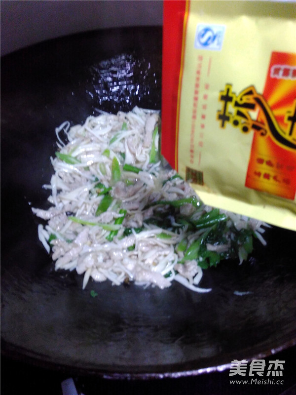 <a href=/shicai/guopin/Xing/index.html target=_blank><u>杏</u></a>鲍菇肉丝的做法