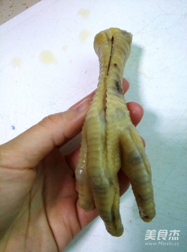 红烧无骨<a href=/shicai/rouqin/JiZha/index.html target=_blank><u>鸡爪</u></a>(含脱骨法)的做法