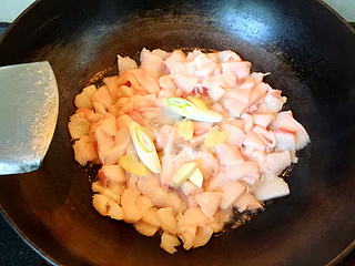 <a href=/shicai/shucai/QingJiao/index.html target=_blank><u>青椒</u></a><a href=/shicai/shucai/SuanMiao/index.html target=_blank><u>蒜苗</u></a>炒油渣