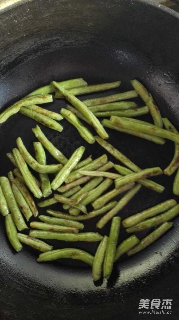 酱<a href=/shicai/mimian/XiangGan/index.html target=_blank><u>香干</u></a>锅的做法