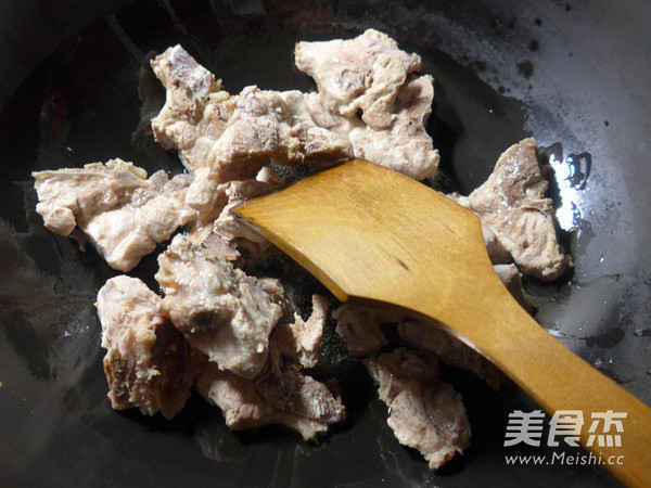 笋干菜烧<a href=/shicai/rouqin/LongGu/index.html target=_blank><u>龙骨</u></a>的做法