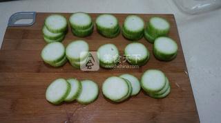 微波炉版<a href=/shicai/shucai/SiGua/index.html target=_blank><u>丝瓜</u></a>酿肉