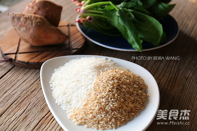<a href=/shicai/shucai/HongShu/index.html target=_blank><u>红薯</u></a><a href=/shicai/shucai/BoCai/index.html target=_blank><u>菠菜</u></a><a href=/shicai/mimian/CaoMi/index.html target=_blank><u>糙米</u></a>饭的做法