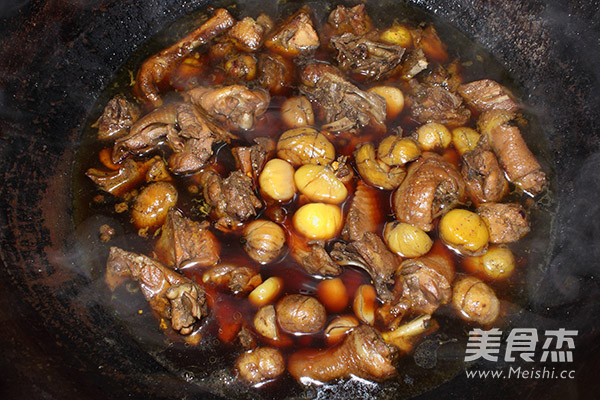 <a href=/shicai/guopin/LiZi/index.html target=_blank><u>栗子</u></a>煲鸡的做法