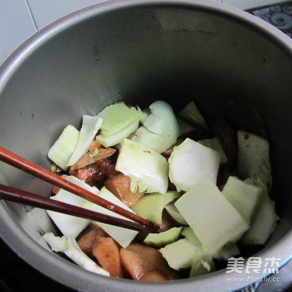 <a href=/shicai/shucai/BaiCaiGeng/index.html target=_blank><u><a href=/shicai/shucai/BaiCai/index.html target=_blank><u>白菜</u></a>梗</u></a>子焖肉的做法