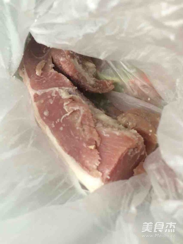 <a href=/shicai/rouqin/XianRou/index.html target=_blank><u>咸肉</u></a>炖毛笋<a href=/shicai/shucai/MoGu/index.html target=_blank><u>蘑菇</u></a>的做法