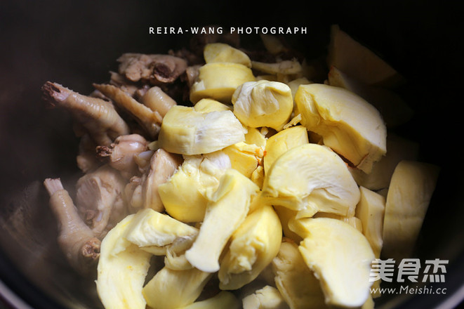 <a href=/shicai/guopin/LiuLian/index.html target=_blank><u>榴莲</u></a>鸡煲的做法