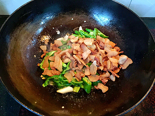 <a href=/shicai/shucai/QingJiao/index.html target=_blank><u>青椒</u></a><a href=/shicai/shucai/SuanMiao/index.html target=_blank><u>蒜苗</u></a>炒油渣